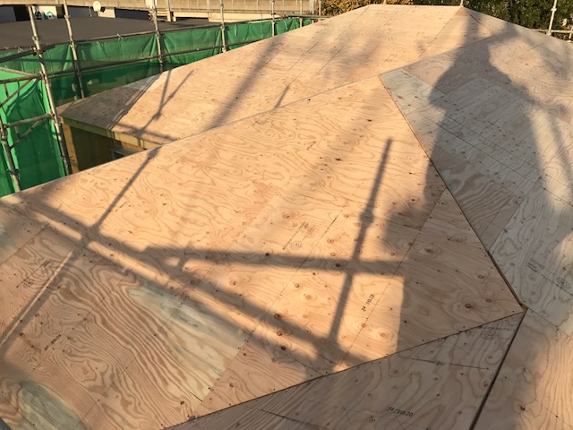 　大屋根野地合板貼り完了 